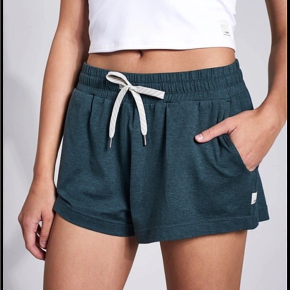 Vuori Halo Performance Top and Shorts Set in Stone Heather - Picture 4 of 6